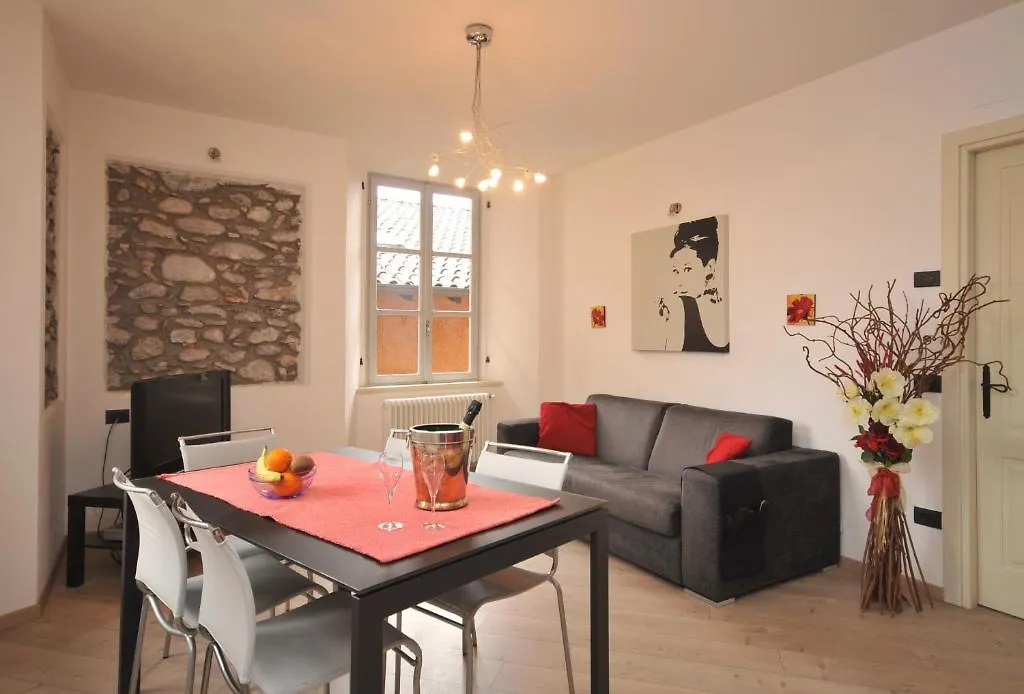 Villa Vinicia, Pool, Jacuzzi, Airco Domaso